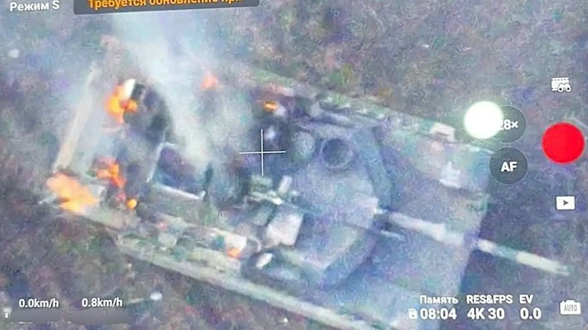 Hình ảnh được cho là chiếc xe tăng M1 Abram đầu tiên bị Nga phá hủy trên chiến trường. Ảnh: X