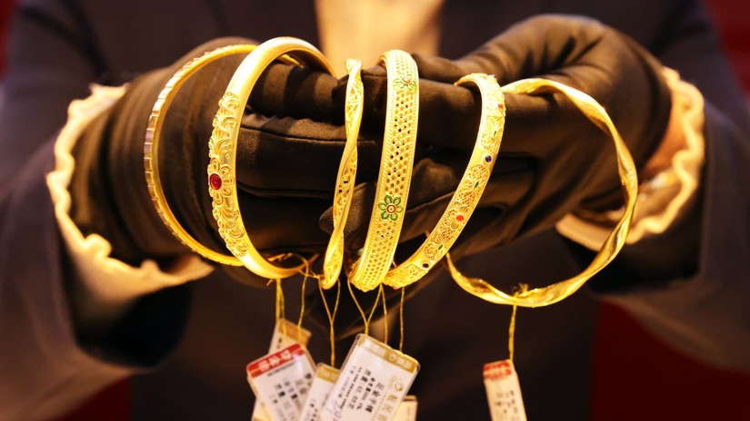 Vòng tay vàng tại một cửa hàng trang sức vàng ở tỉnh Chiết Giang, Trung Quốc. Ảnh: CNBC