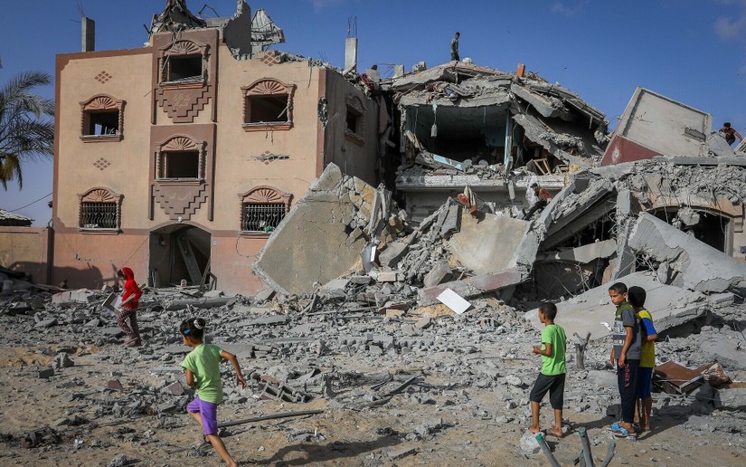 Trẻ em đứng cạnh tòa nhà bị phá hủy sau cuộc không kích của Israel vào Rafah, miền nam Gaza, ngày 5/5. Ảnh: AFP