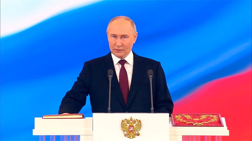 Tổng thống Nga Vladimir Putin đặt tay lên Hiến pháp Liên bang Nga và tuyên thệ. Ảnh: Điện Kremlin