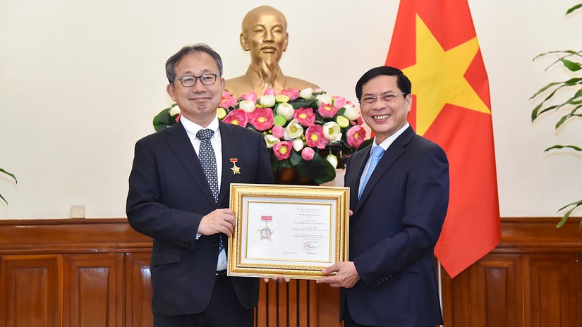 Bộ trưởng Ngoại giao Bùi Thanh trao tặng Kỷ niệm chương “Vì sự nghiệp ngoại giao Việt Nam” cho Đại sứ đặc mệnh toàn quyền Nhật Bản tại Việt Nam Yamada Takio. Ảnh: BNG