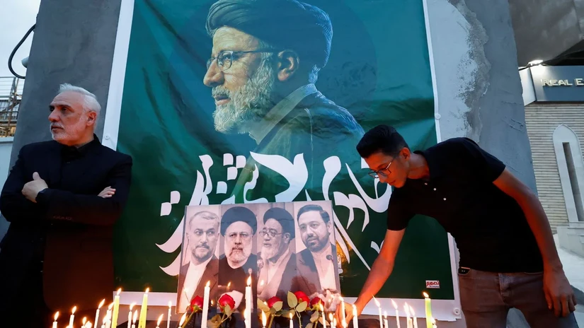 Người dân Iran thắp nến tưởng niệm Tổng thống Iran Ebrahim Raisi và các quan chức qua đời trong vụ tai nạn trực thăng. Ảnh: The Indian Express