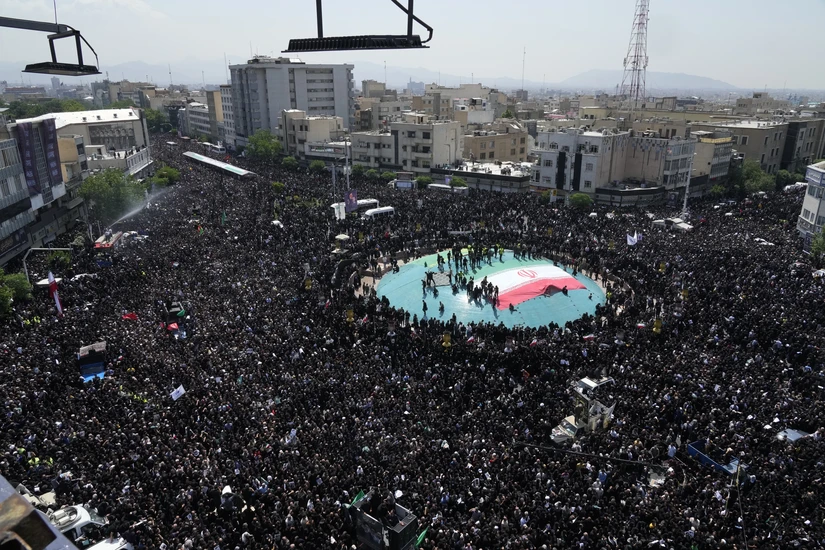 Người dân Iran tập trung tham dự lễ tang cố Tổng thống Ebrahim Raisi và những người thiệt mạng trong vụ tai nạn trực thăng, Tehran, ngày 22/5. Ảnh: AP
