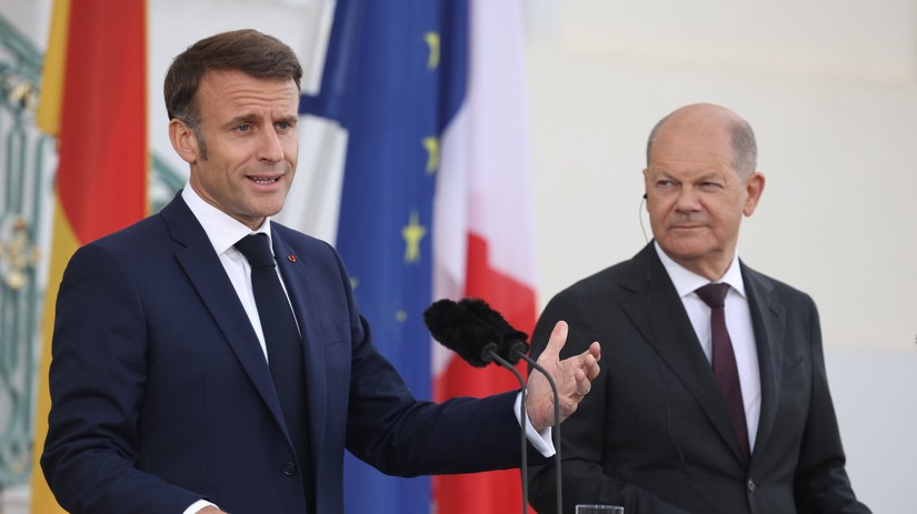 Tổng thống Pháp Emmanuel Macron (trái) và Thủ tướng Đức Olaf Scholz (phải) tại cuộc họp báo chung ngày 28/5, ngoại ô Berlin, Đức. Ảnh: EPA