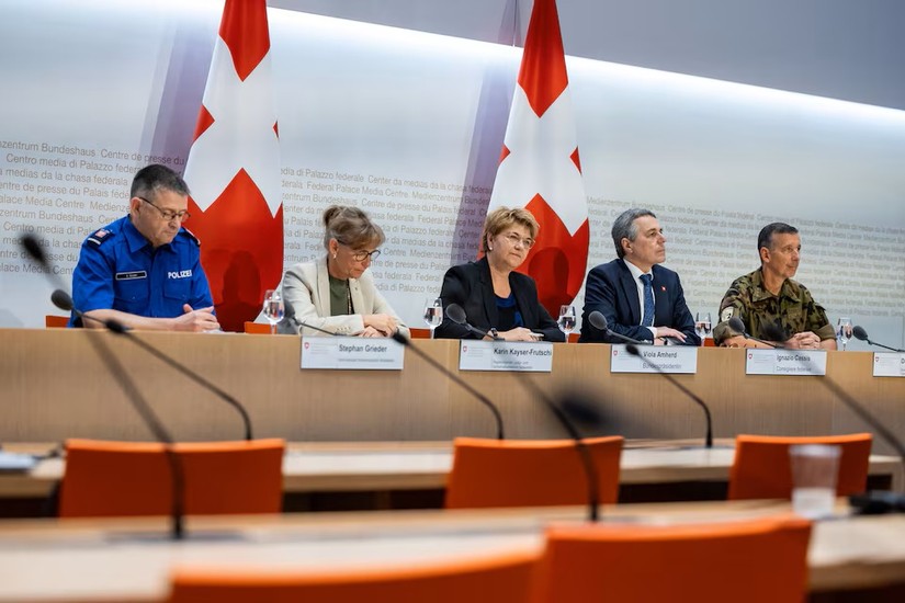 Tổng thống Thụy Sĩ Viola Amherd (giữa), Ngoại trưởng Thụy Sĩ Ignazio Cassis (thứ 2 bên phải), cùng các quan chức tại cuộc họp báo ở Bern, Thụy Sĩ, ngày 10/6. Ảnh: Reuters 