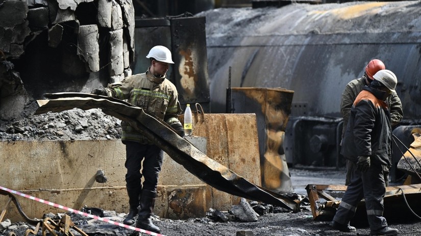 Lực lượng cứu hộ và công nhân Ukraine dọn dẹp hiện trường sau cuộc tấn công của Nga vào một nhà máy điện ở Ukraine. Ảnh: RT