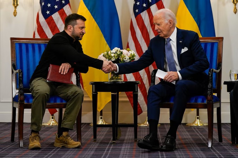  Tổng thống Ukraine Volodymyr Zelensky (trái) và Tổng thống Mỹ Joe Biden (phải) trong cuộc gặp tại Paris, Pháp, ngày 6/7. Ảnh: Reuters