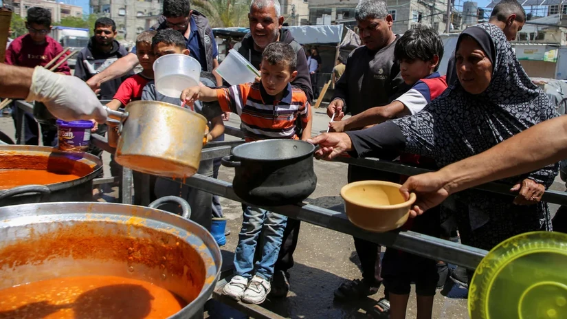Người dân Palestine tập trung để nhận thức ăn từ một bếp ăn từ thiện ở Rafah, miền nam Gaza, ngày 8/5. Ảnh: CNN