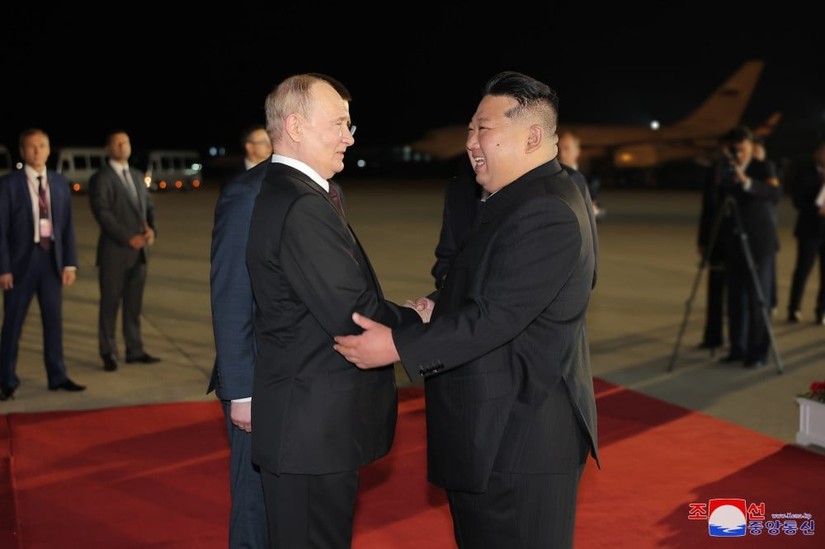 Nhà lãnh đạo Triều Tiên Kim Jong-un (phải) chào đón Tổng thống Nga Vladimir Putin (trái) tại sân bay Bình Nhưỡng, ngày 19/6. Ảnh: KCNA