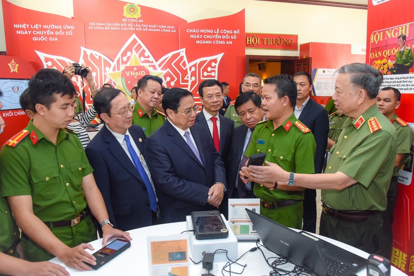 Thủ tướng Phạm Minh Chính thăm gian trưng bày các sản phẩm về chuyển đổi số tại 'Hội nghị trực tuyến toàn quốc về chuyển đổi số ngành công an nhân dân lần thứ nhất năm 2022'. Ảnh: VGP