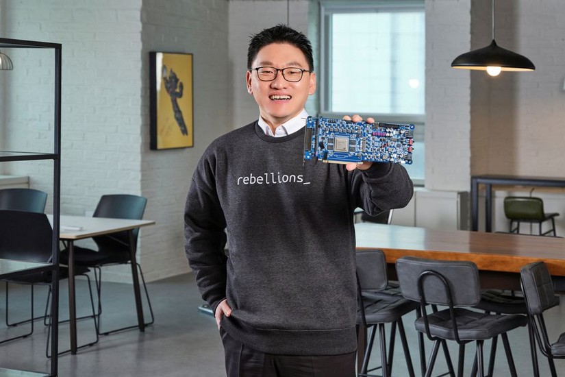 Ông Park Sung-hyun, nhà sáng lập Rebellions cầm trên tay bảng mạch tích hợp chip ATOM dành cho tác vụ AI. Ảnh: Theo Reuters