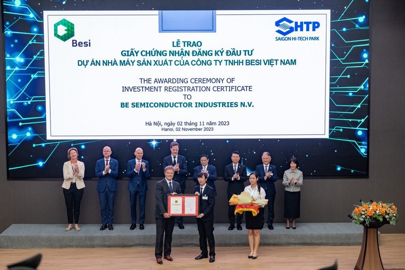 Thủ tướng Phạm Minh Chính và Thủ tướng Hà Lan Mark Rutte chứng kiến lễ trao văn kiện hợp tác giữa doanh nghiệp Việt Nam và Công ty BE Semiconductor Industries N.V. Ảnh: Ban quản lý Khu công nghệ cao TP HCM.