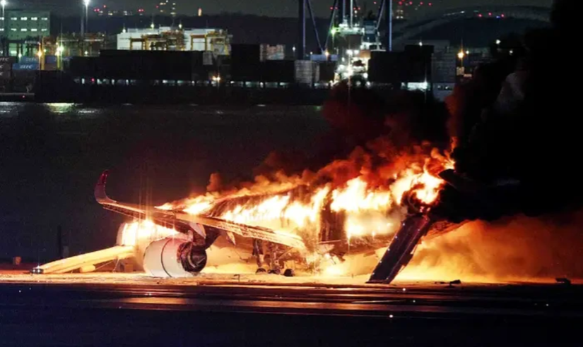 Chiếc máy bay Airbus A350-900 của Japan Airlines bốc cháy ngùn ngụt. Ảnh: Kyodo
