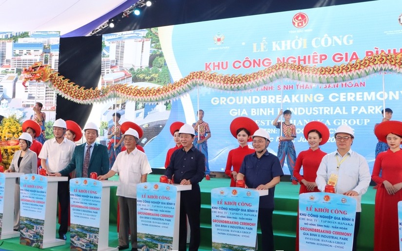 Phó Thủ tướng Trần Hồng Hà và các đại biểu nhấn nút khởi công dự án. Ảnh: CTTĐT Bắc Ninh
