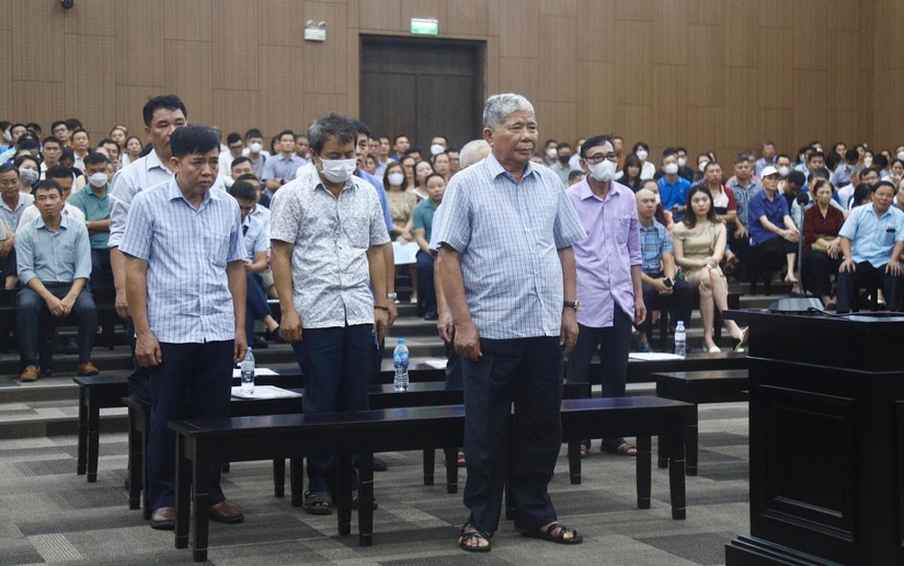 Hơn 140 người dân mua nhà của ông Lê Thanh Thản đến tòa với tư cách bị hại. Ảnh: Tuổi Trẻ