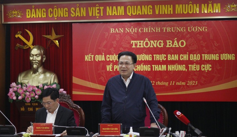 Phó Trưởng Ban Nội chính Nguyễn Văn Yên thông tin tới báo chí. Ảnh: TTXVN