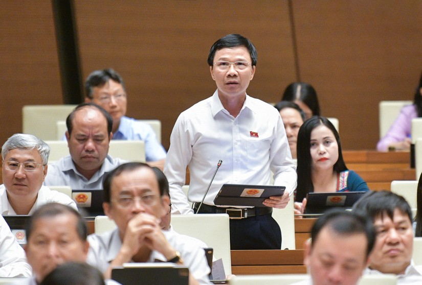 Đại biểu Nguyễn Văn Thi (Đoàn Bắc Giang) phát biểu tại hội trường.