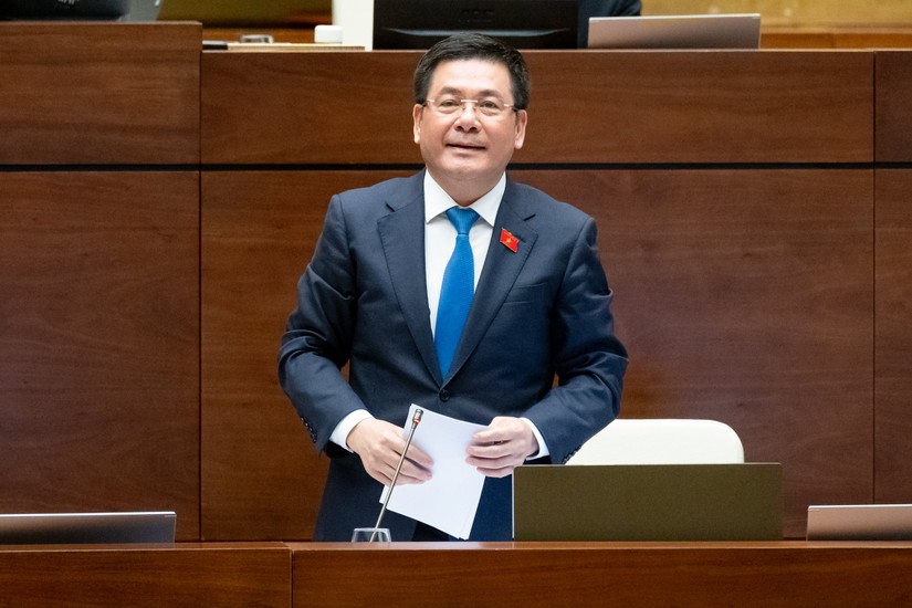 Bộ trưởng Công Thương Nguyễn Hồng Diên trả lời chất vấn Quốc hội.