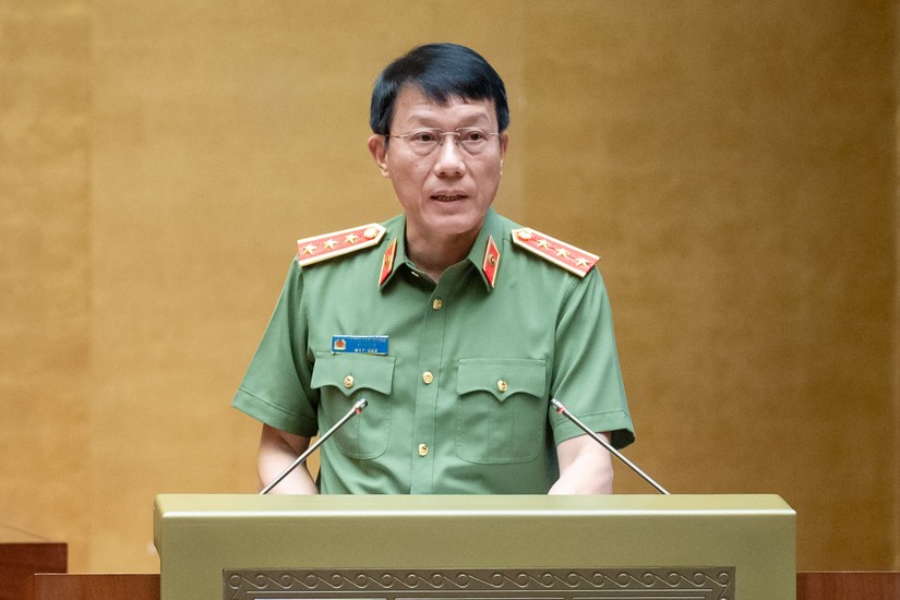 Bộ trưởng Công an Lương Tam Quang trình bày Tờ trình của Chính phủ.
