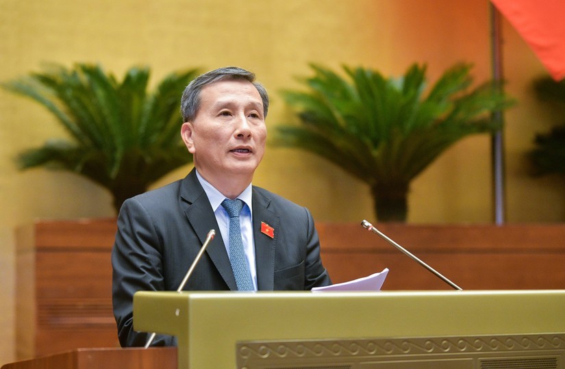 Chủ nhiệm Ủy ban Khoa học, Công nghệ và Môi trường Lê Quang Huy trình bày báo cáo thẩm tra.