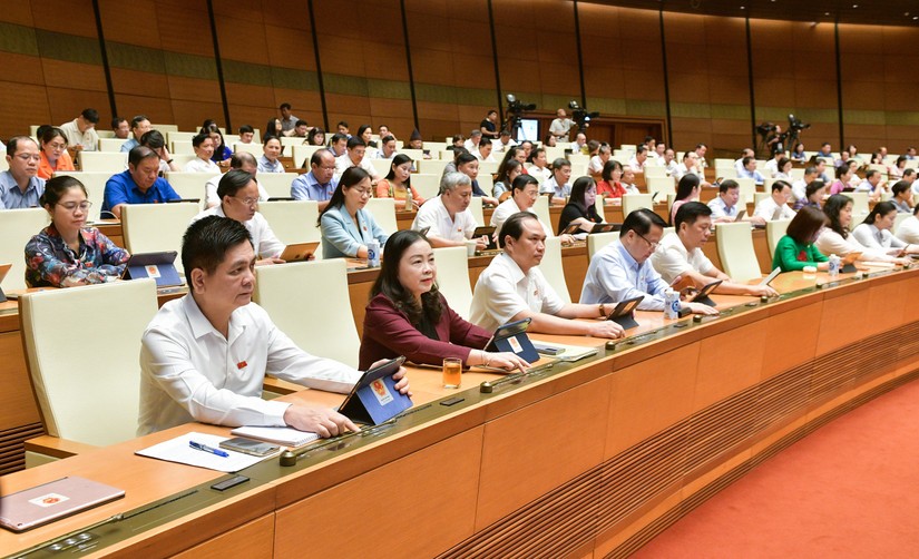 Đại biểu Quốc hội biểu quyết thông qua Luật Tổ chức Tòa án nhân dân (sửa đổi).