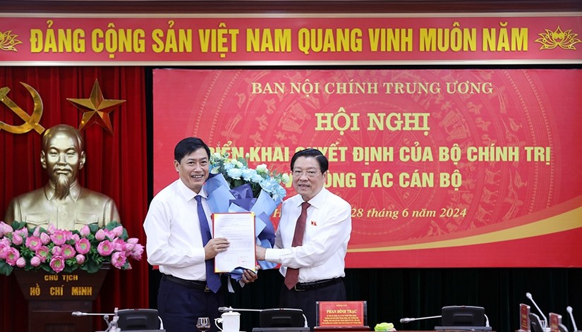 Ông Nguyễn Hữu Đông (trái) nhận quyết định từ Trưởng ban Nội chính Trung ương Phan Đình Trạc. Ảnh: CTTĐT Ban Nội chính Trung ương