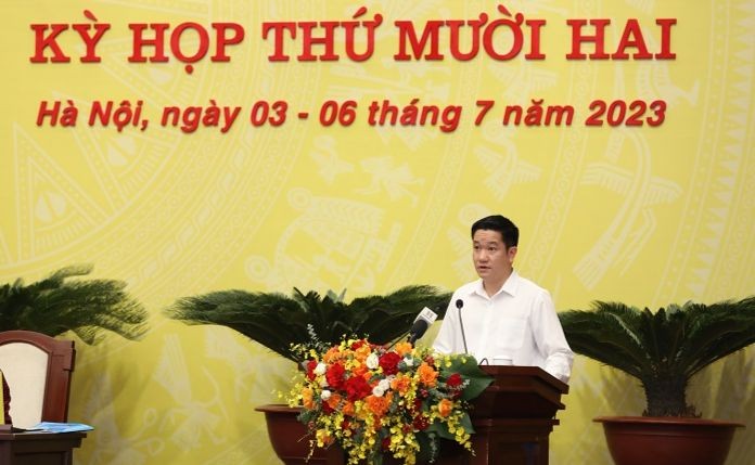 Giám đốc Sở Tài nguyên và Môi trường Hà Nội Nguyễn Huy Cường trình bày tờ trình tại kỳ họp. Nguồn: Cổng thông tin điện tử TP Hà Nội. 