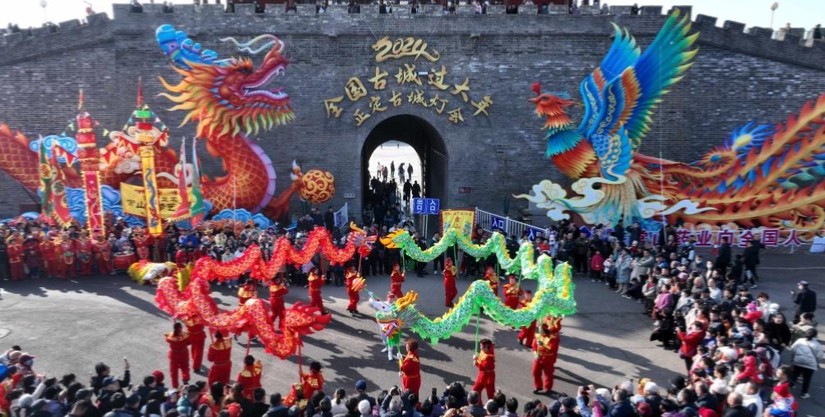 Khách du lịch xem biểu diễn múa rồng tại tường thành cổ Chính Định, tỉnh Hà Bắc, Trung Quốc, ngày 15/2. Ảnh: Xinhua