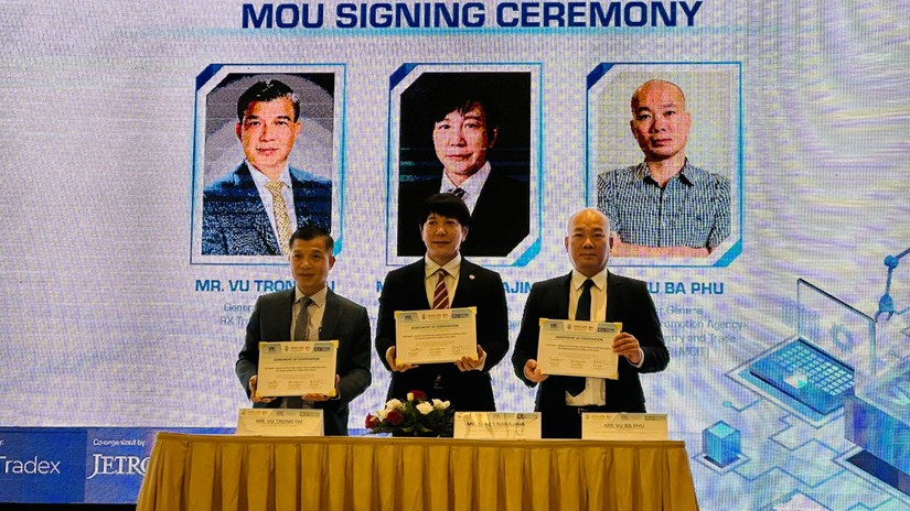 Đại diện Cục Xúc tiến thương mại, Tổ chức Thúc đẩy ngoại thương Nhật Bản (JETRO) ký thỏa thuận hợp tác tổ chức triển lãm SIE lần thứ 10 tại Hà Nội và Triển lãm VME lần thứ 14. Ảnh: Cục Xúc tiến thương mại