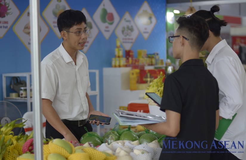 Ảnh minh họa: Đại diện gian hàng Tiền Giang giới thiệu đến khách tham quan về các sản phẩm trái cây của tỉnh tại AgroViet 2023. Ảnh: Lê Hồng Nhung/Mekong ASEAN