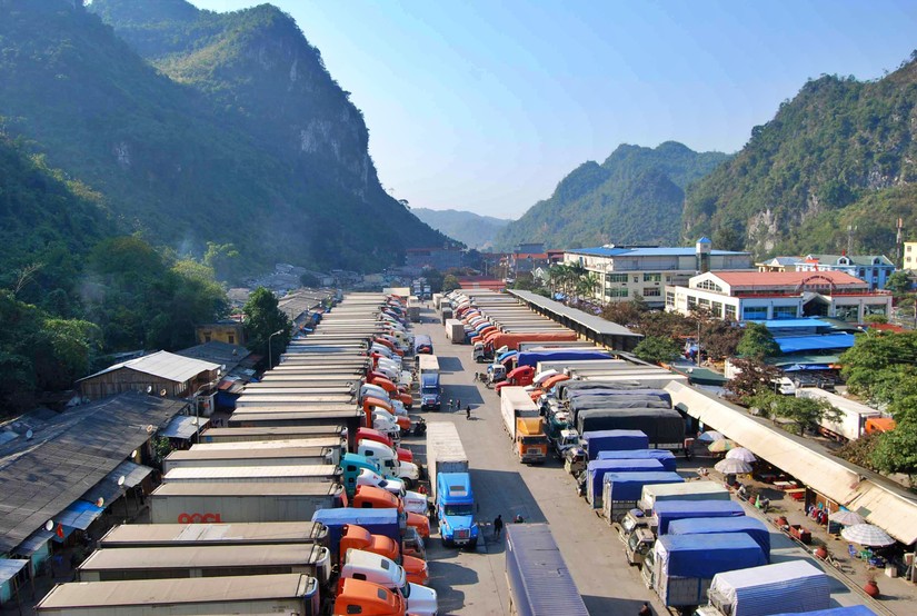 Những xe hàng nông sản ùn ứ kéo dài nhiều ngày nay tại khu vực cửa khẩu ở tỉnh Lạng Sơn