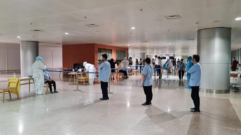 Nhân viên sân bay Tân Sơn Nhất lấy mẫu xét nghiệm. Ảnh: HCDC