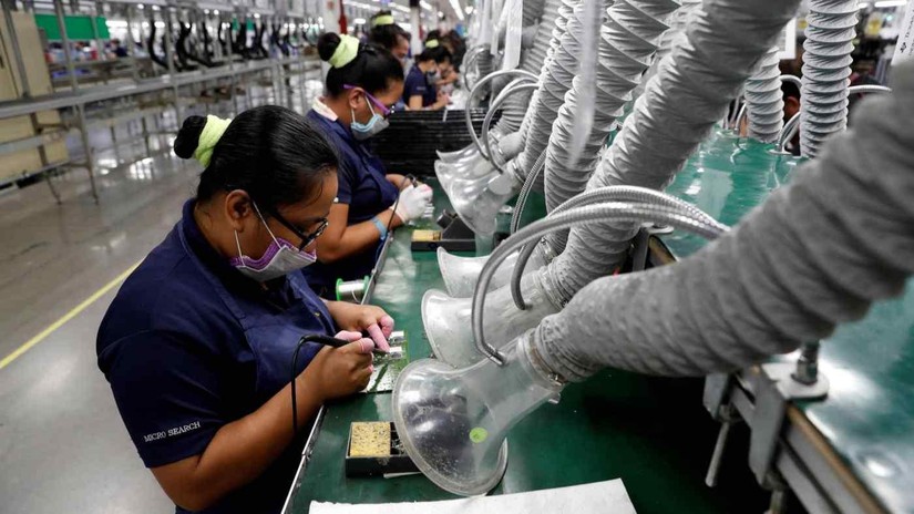 Công nhân Philipines trên chuyền lắp ráp sản phẩm điện tử tại Malvar, Philipines. Ảnh: Reuters