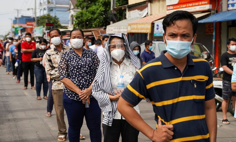Người dân xếp hàng chờ tiêm vaccine Covid-19 tại Phnom Penh, Campuchia. Ảnh: Reuters