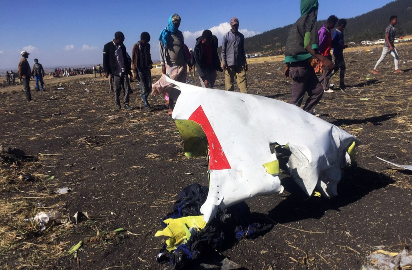 Một mảnh vỡ của vụ tai nạn máy bay Boeing 737 MAX của hãng hàng không Ethiopian Airlines tháng 3/2019. Ảnh: Reuters