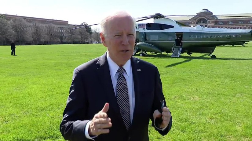 Tổng thống Mỹ Joe Biden trên đường đến bang Iowa. Ảnh: WILL WEISSERT