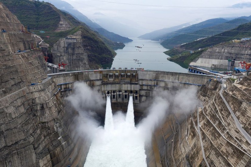 80% lượng điện của Tứ Xuyên tới từ thủy điện và các dự án thủy điện cũng được dùng để cung cấp cho các trung tâm sản xuất lớn khác của Trung Quốc như Giang Tô, Trùng Khánh, Thượng Hải và Chiết Giang. Ảnh: Reuters