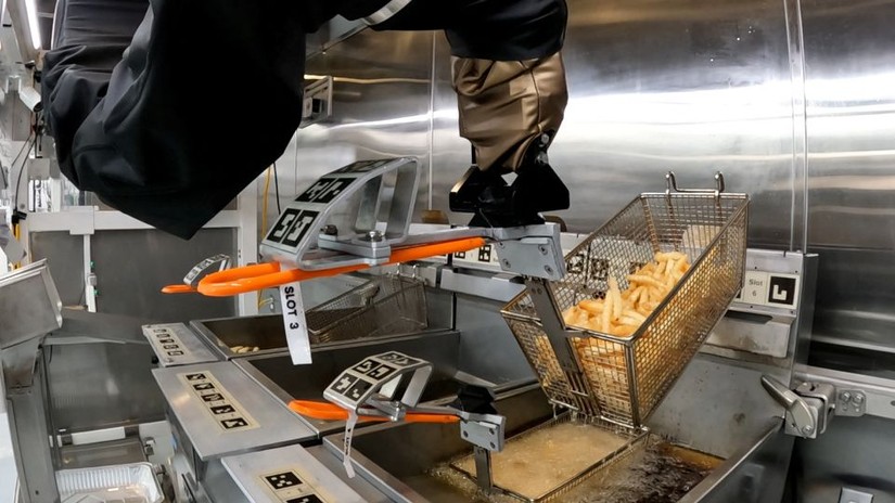 Robot Flippy 2 thay con người chế biến đồ ăn nhanh, đặc biệt là các món chiên. Ảnh: Reuters