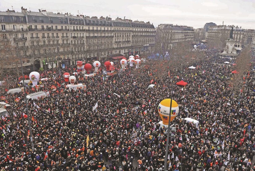 Người biểu tình phản đối kế hoạch nâng tuổi nghỉ hưu tại Paris, Pháp. Ảnh: AFP