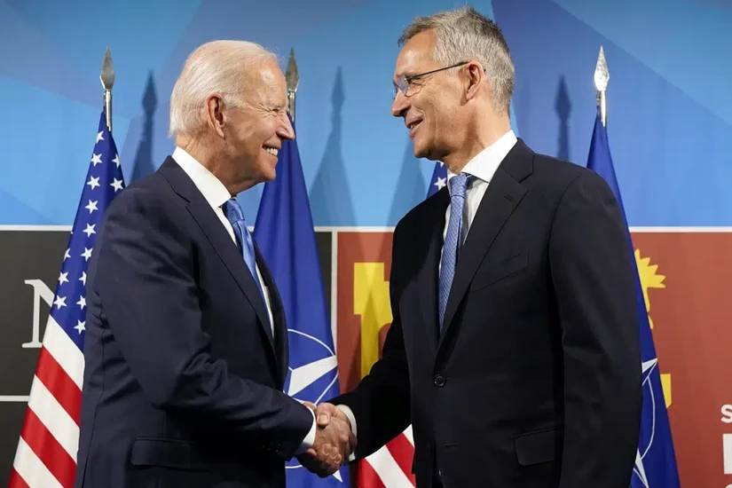 Tổng thống Mỹ Joe Biden bắt tay Tổng thư ký NATO Jens Stoltenberg tại hội nghị thượng đỉnh NATO ở Madrid, Tây Ban Nha hồi tháng 7/2022. Ảnh: AP