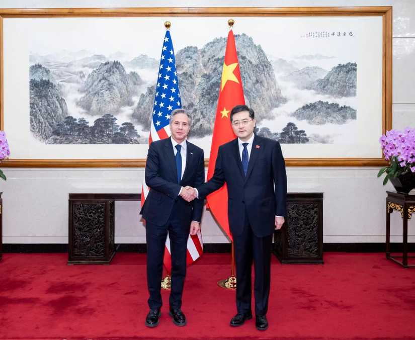 Ngoại trưởng Mỹ Anthony Blinken bắt tay Bộ trưởng Ngoại giao Trung Quốc Tần Cương tại Bắc Kinh ngày 18/6. Ảnh: Tân Hoa Xã