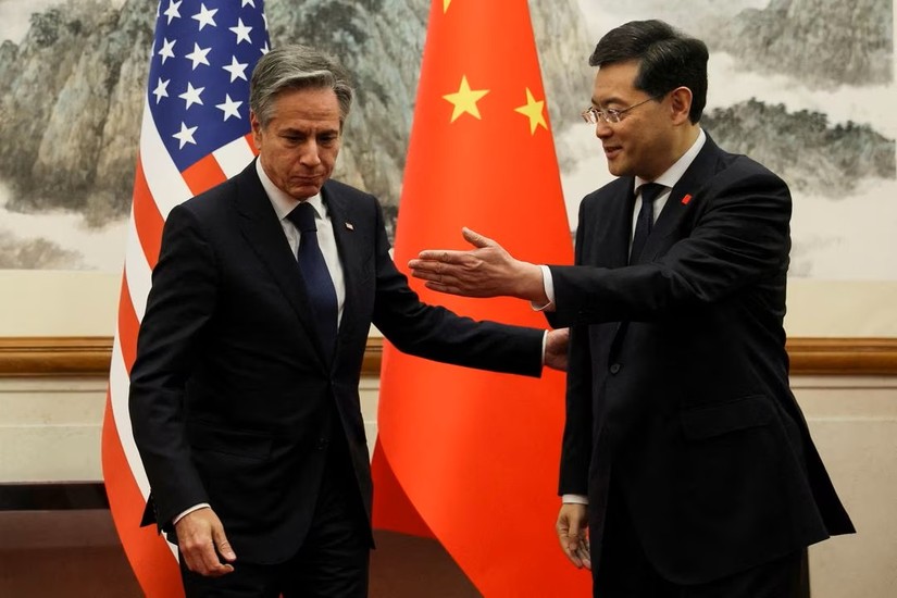 Ngoại trưởng Mỹ Anthony Blinken cùng Chủ nhiệm Văn phòng Ủy ban Đối ngoại của Ủy ban Trung ương Đảng Cộng sản Trung Quốc Vương Nghị tại thủ đô Bắc Kinh ngày 19/6. Ảnh: Reuters