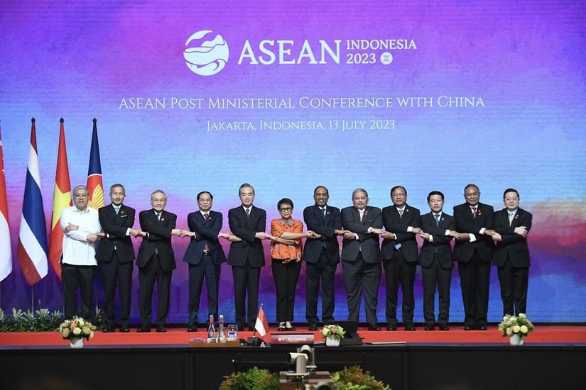 Các Bộ trưởng Ngoại giao ASEAN và Trung Quốc tại Jakarta ngày 13/7. Ảnh: ASEAN
