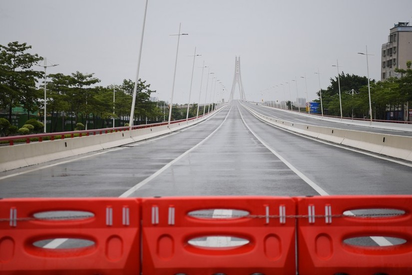Một cây cầu bị đóng cửa do bão Talim ở Trạm Giang, tỉnh Quảng Đông, phía nam Trung Quốc, ngày 17/7. Ảnh: Tân Hoa Xã