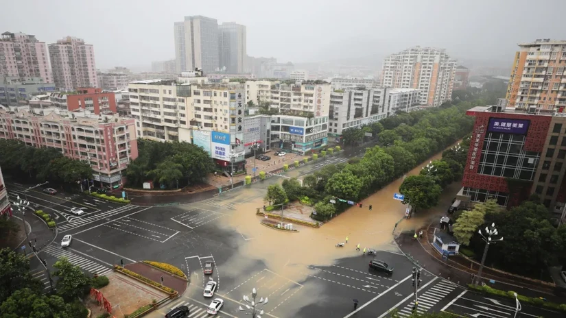 Bão Doksuri gây ngập lụt tại Tuyền Châu, Phúc Kiến ngày 28/7/2023. Ảnh: VCG