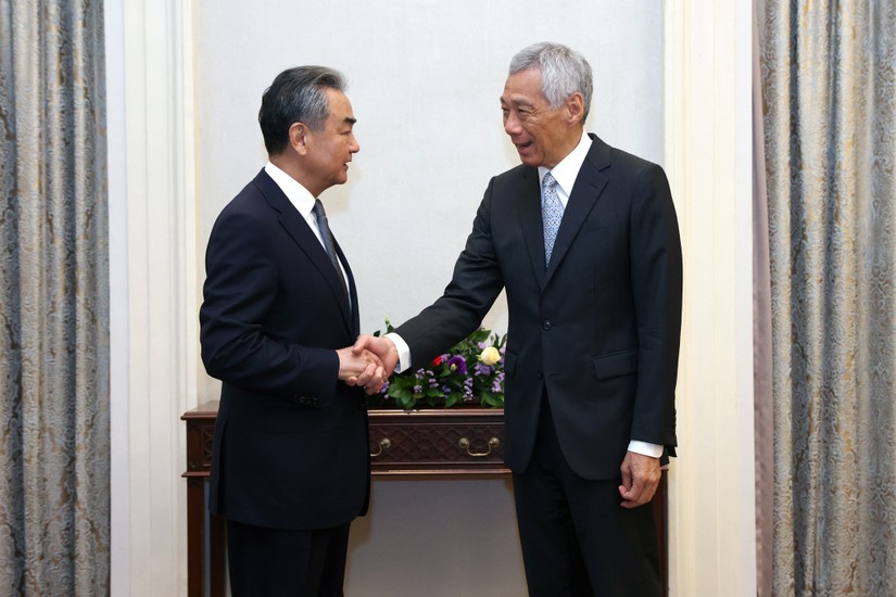 Thủ tướng Singapore Lý Hiển Long bắt tay Bộ trưởng Ngoại giao Trung Quốc Vương Nghị ngày 11/8. Ảnh: MCI 