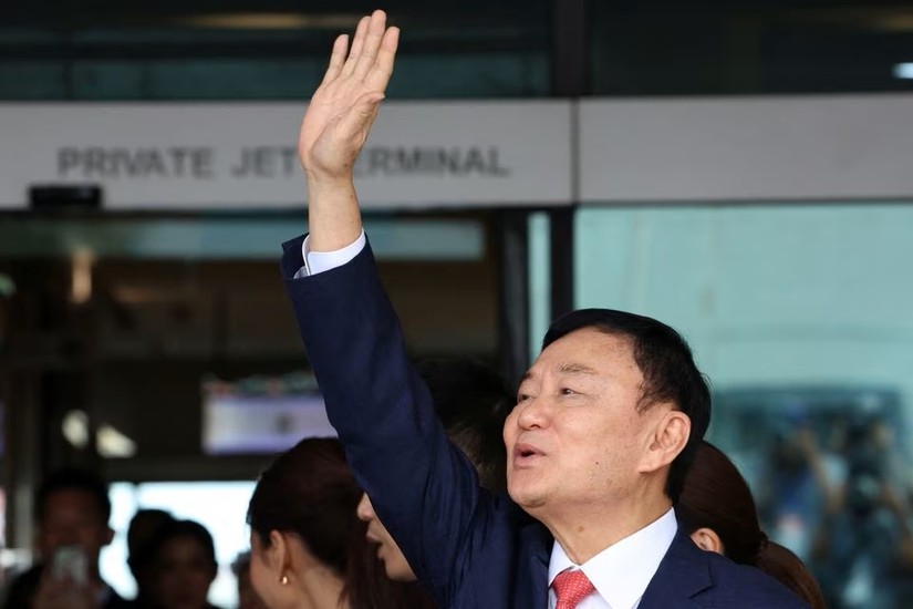 Cựu Thủ tướng Thái Lan Thaksin Shinawatra tại Sân bay Quốc tế Don Mueang, Bangkok, Thái Lan ngày 22/8. Ảnh: Reuters