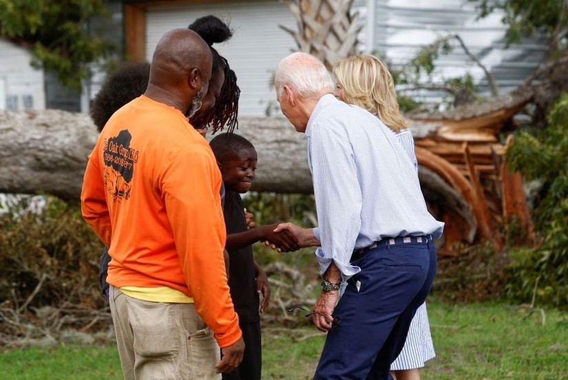 Tổng thống Joe Biden nói chuyện với người dân Live Oak, Florida ngày 2/9. Ảnh: Reuters