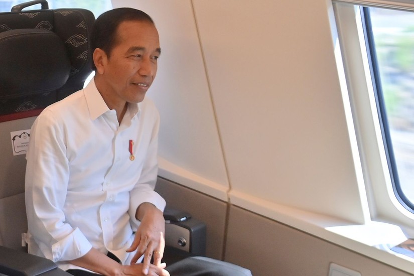Tổng thống Indonesia Joko Widodo đi thử tàu cao tốc Jakarta - Bandung. Ảnh: AP