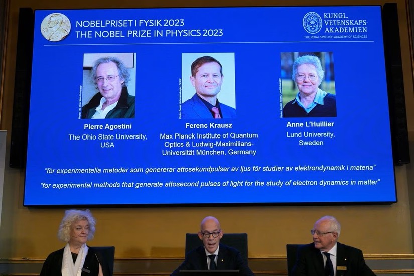 Viện Hàn lâm Khoa học Hoàng gia ở Stockholm, Thụy Điển công bố những người đoạt giải Nobel Vật lý năm 2023 vào ngày 3/10. Ảnh: Reuters